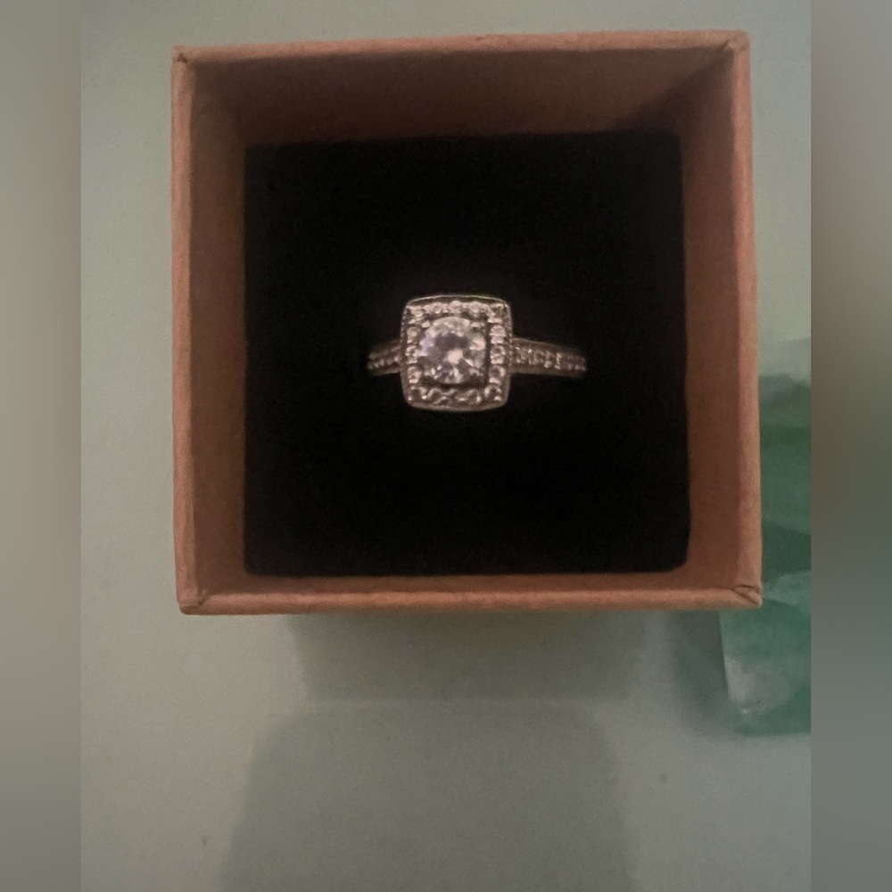 Elegant Vintage Art Deco Style Sterling Silver Ring with Clear CZ Gemstones - Picture 2 of 6